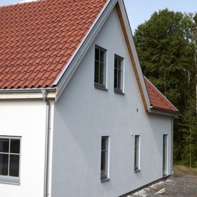 Vit hus från sidan