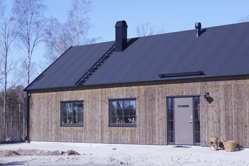 Brunt hus med svart tak